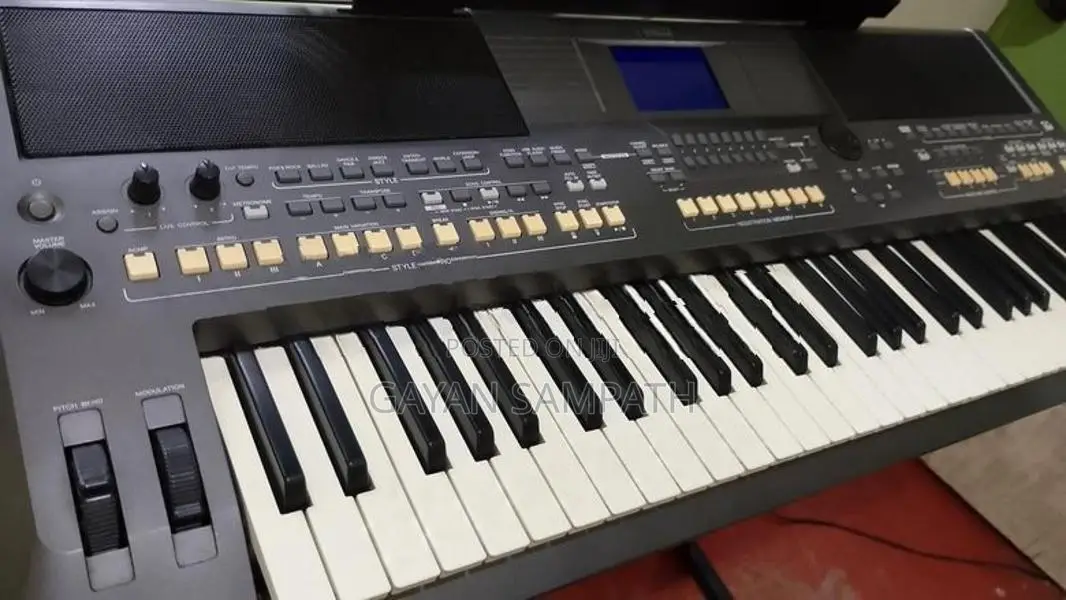 YAMAHA S670 KEYBOARD