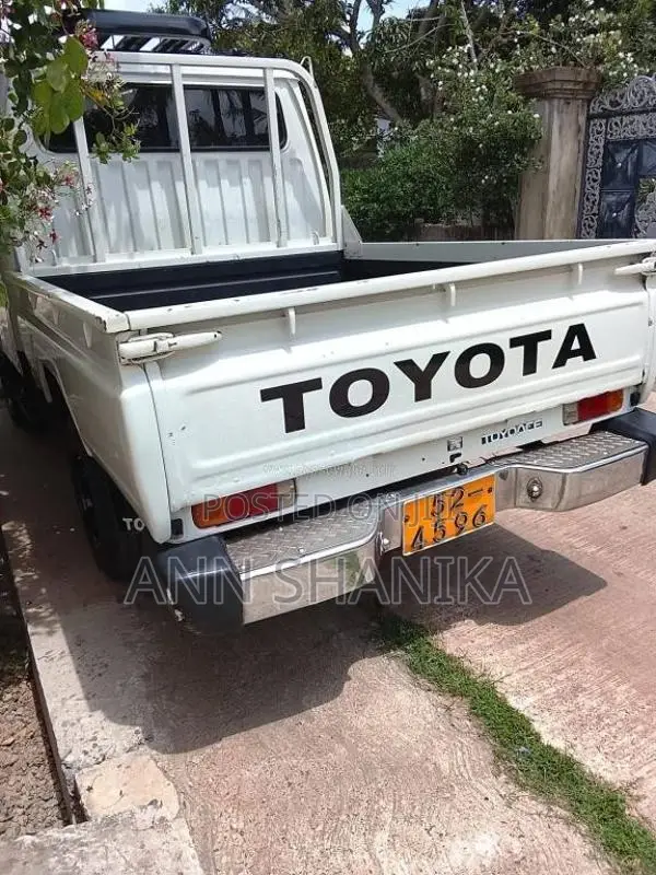 Toyota Hiace 1980 Crew Cab (Used)