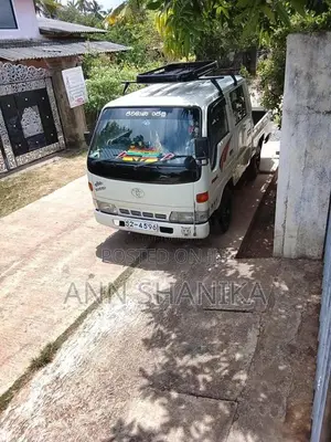 Toyota Hiace 1980 Crew Cab (Used)