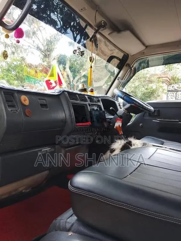 Toyota Hiace 1980 Crew Cab (Used)