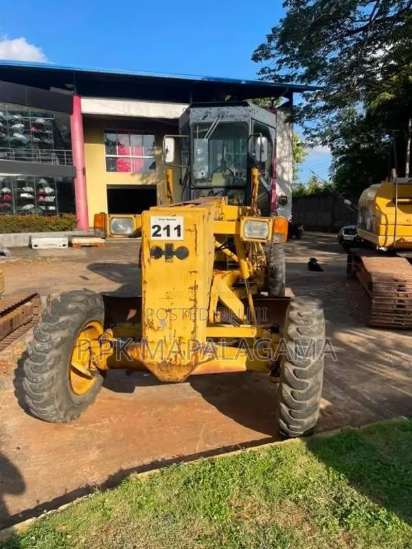 Komatsu Motor Grader 2014 Heavy-Duty (Used)
