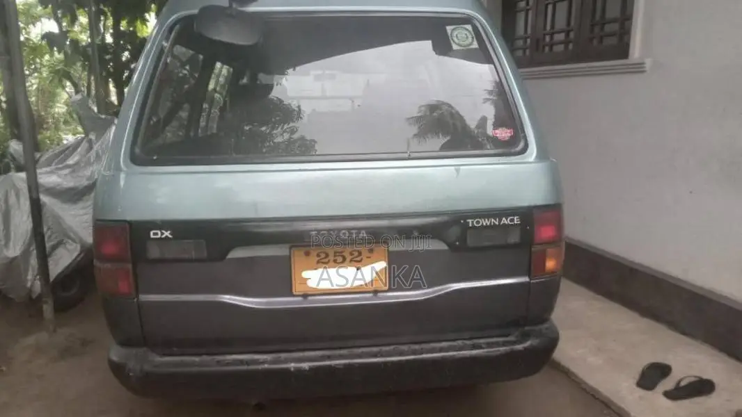 Toyota Lotto 1993 Van (Used)