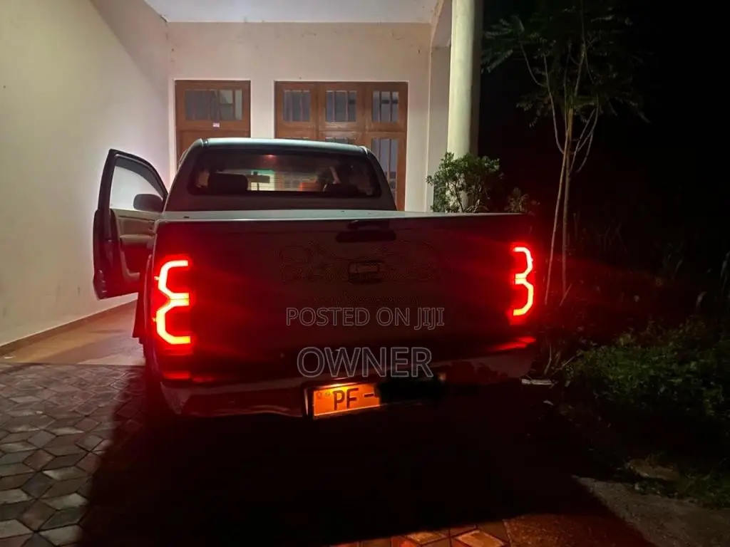 Toyota Hilux 2005 Pickup (Used)