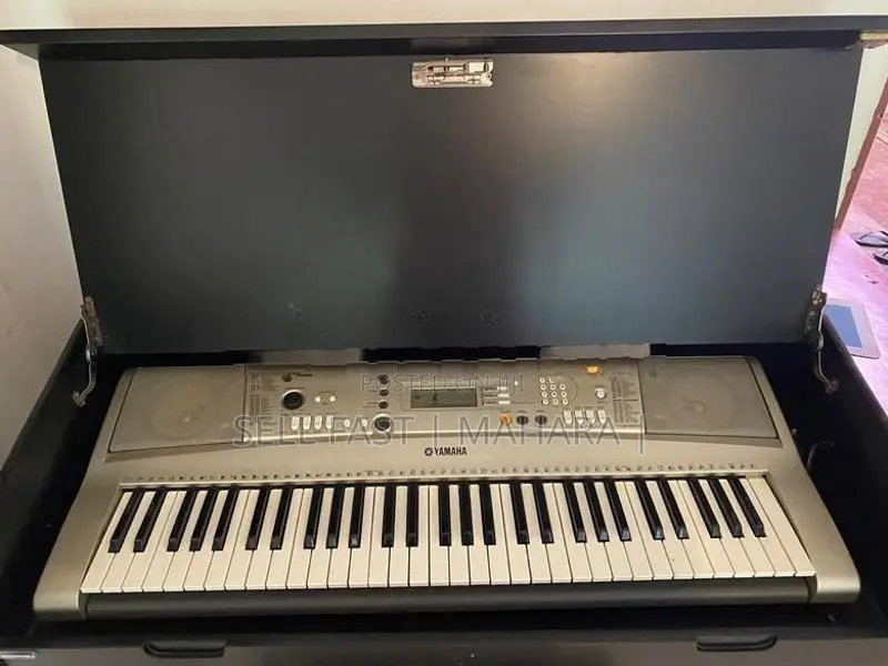 Yamaha Keyboard with stand