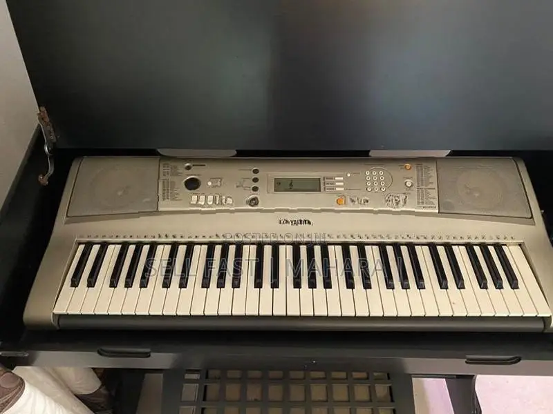 Yamaha Keyboard with stand