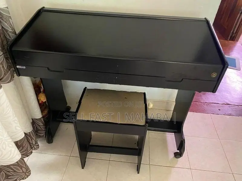 Yamaha Keyboard with stand