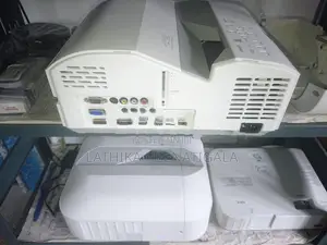Multimedia Projector CASIO XJ-UT351W JAPAN lumens 3500 LASER