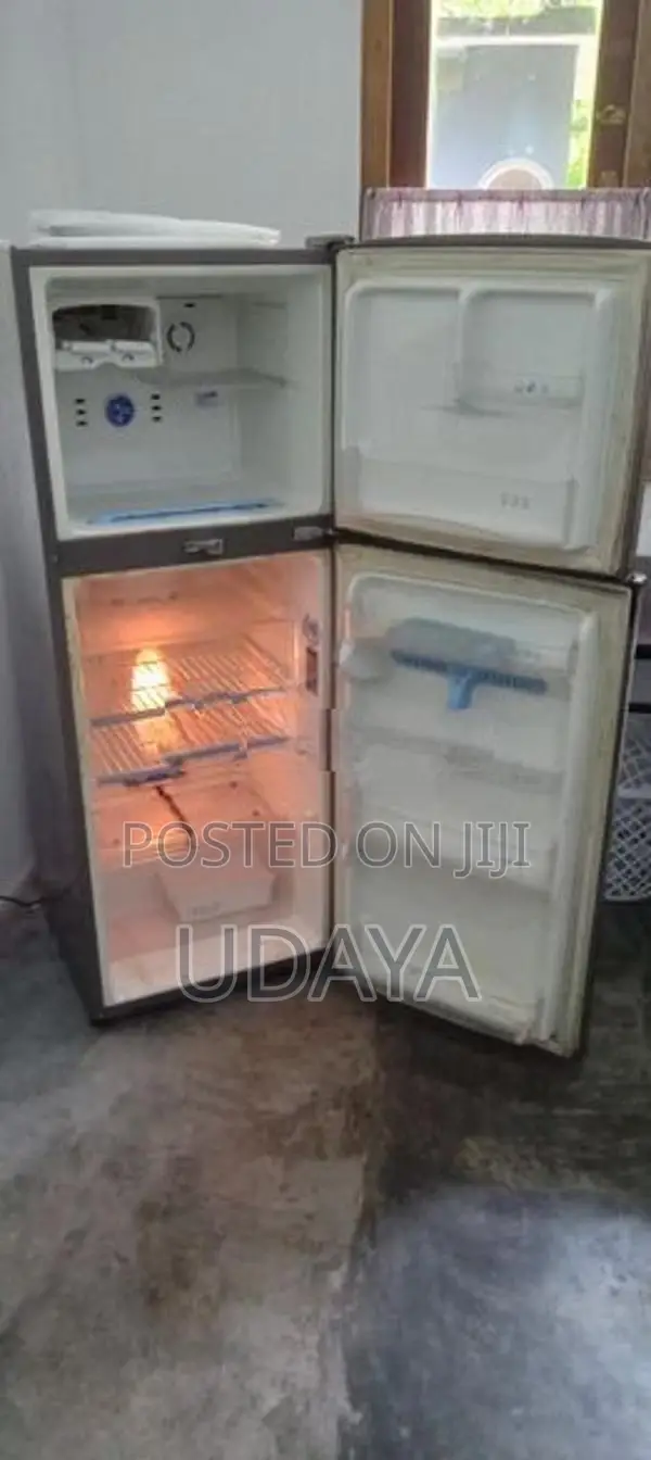 Double door refrigerator