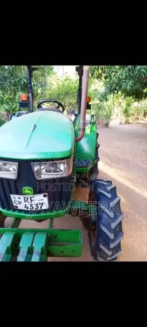 John-Deere John Deere 2017 Tractor (Used)