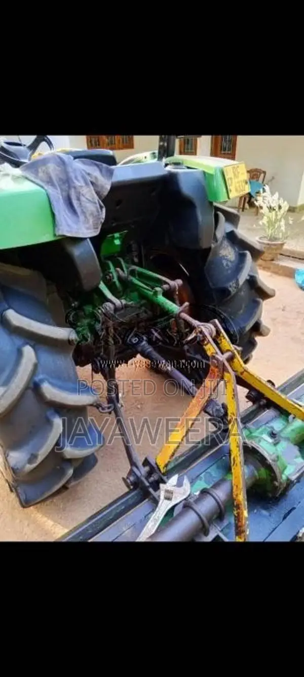 John-Deere John Deere 2017 Tractor (Used)