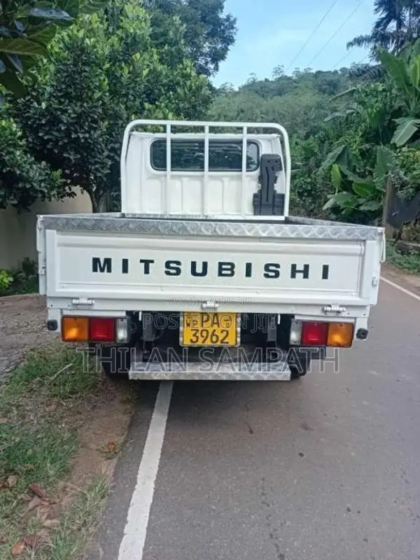 Mitsubishi CrewCab 2005 Crew Cab (Used)