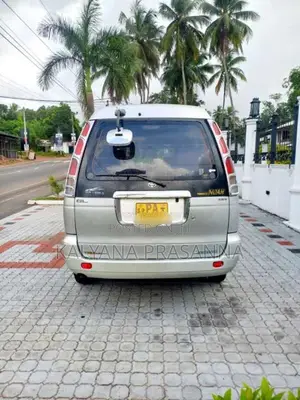 Toyota Noah 2001 Van (Used)