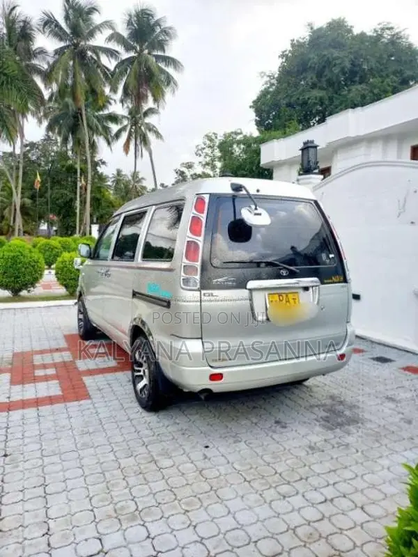 Toyota Noah 2001 Van (Used)