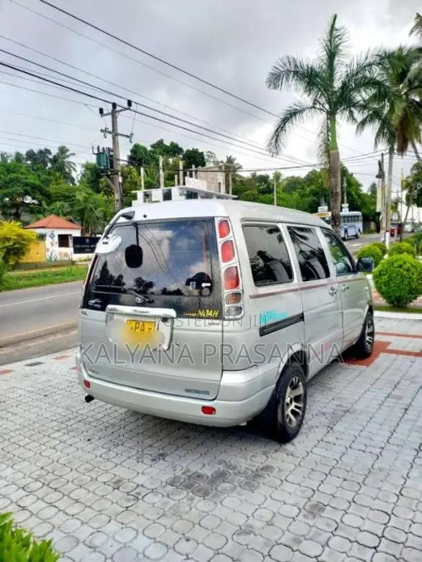 Toyota Noah 2001 Van (Used)