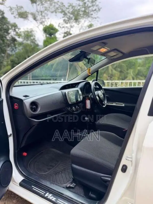 Toyota Vitz 2016 Car (Used)