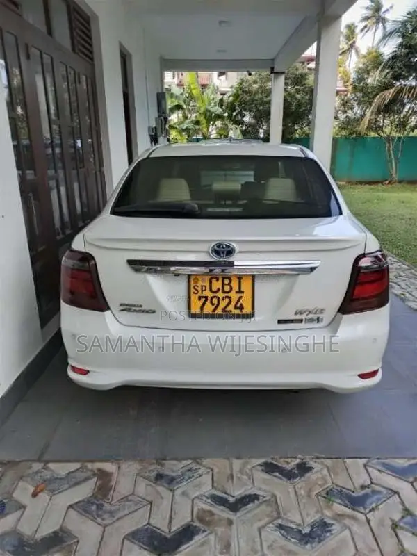 Toyota Axio 2018 Car (Used)