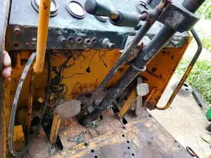 Mitsubishi Loader 1999 Heavy-Duty (Used)