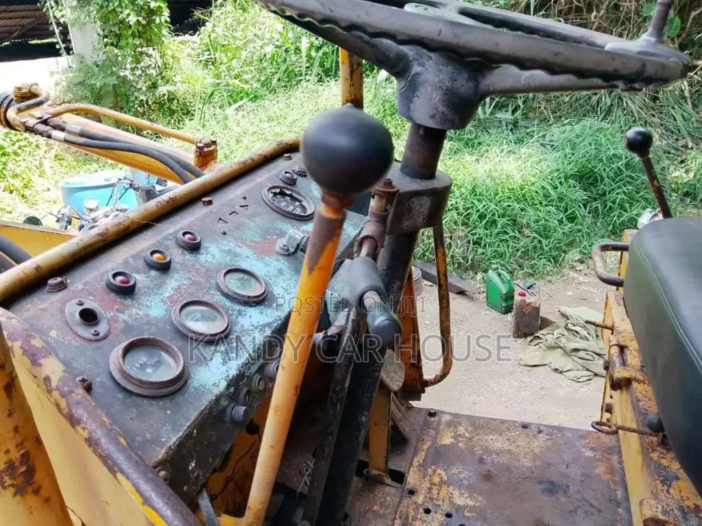 Mitsubishi Loader 1999 Heavy-Duty (Used)