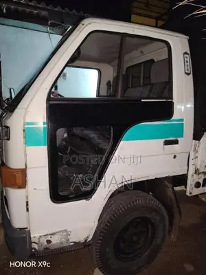 Isuzu ELF 1990 Lorry (Used)