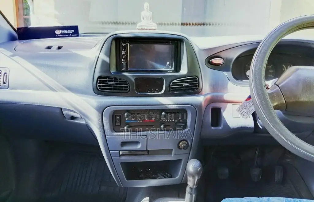 Toyota Noah 2001 Van (Used)