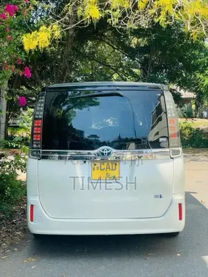 Toyota Voxy 2015 Van (Used)