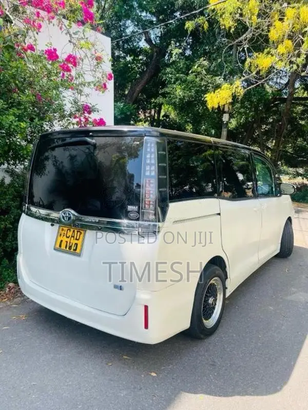 Toyota Voxy 2015 Van (Used)