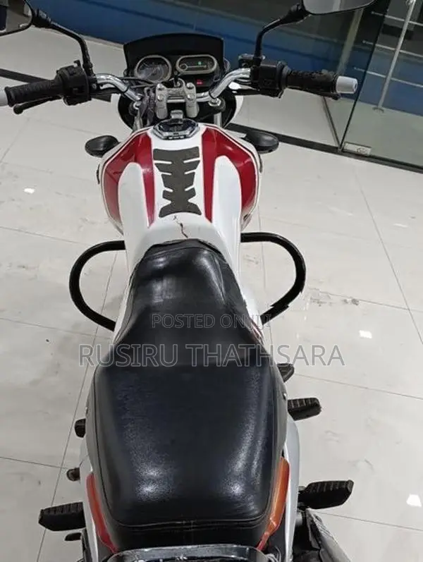 Bajaj V15 2016