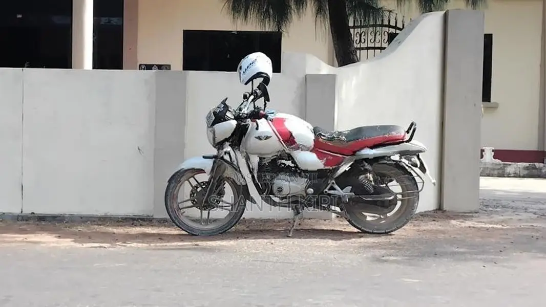 Bajaj V15 2018
