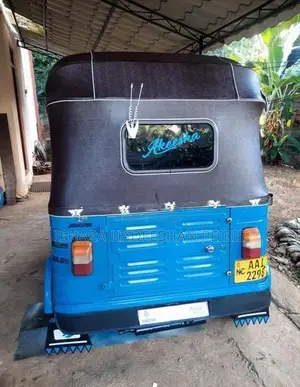 Bajaj RE 205 2013