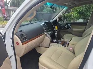 Toyota Land Cruiser LC200 2012