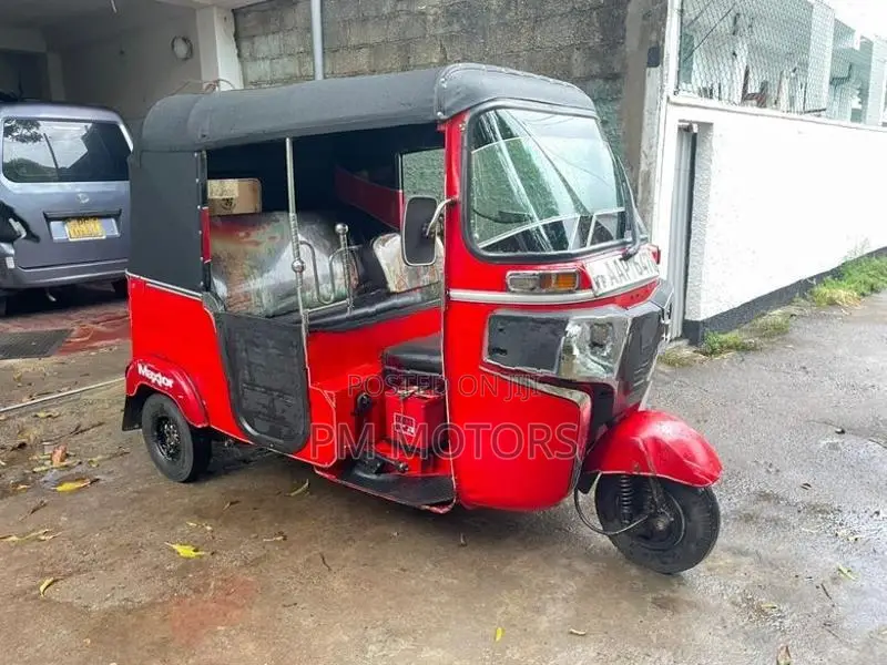 Bajaj RE 2015