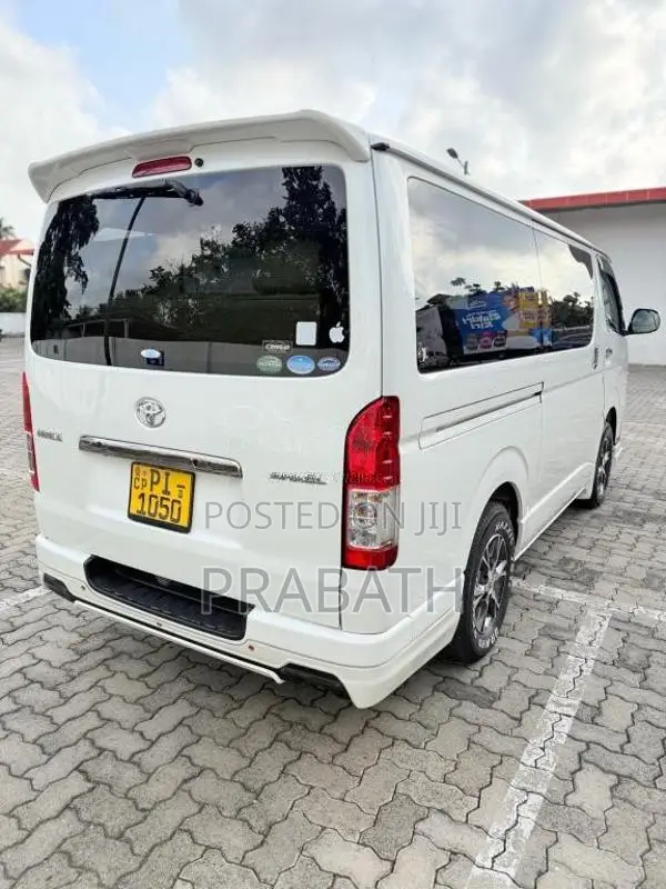 Toyota KDH 2017 Van (Used)