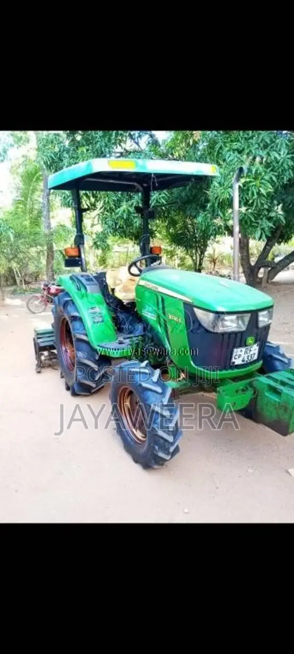 John-Deere John Deere 2017 Tractor (Used)