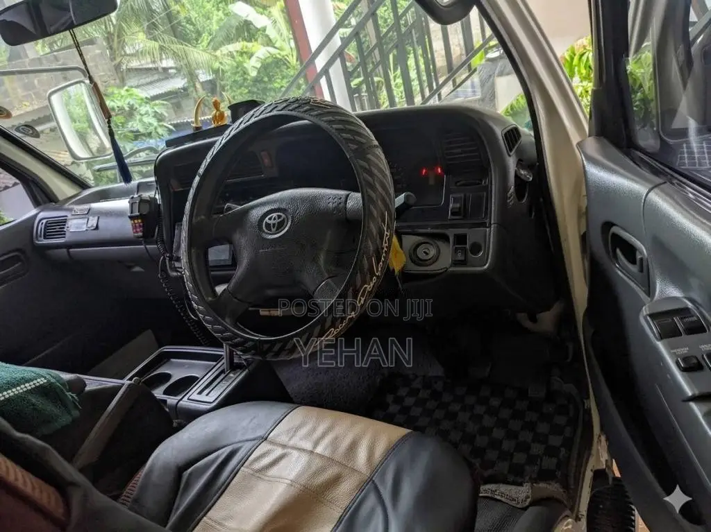 Toyota HIACE Dolphin Long 2004 Van (Used)