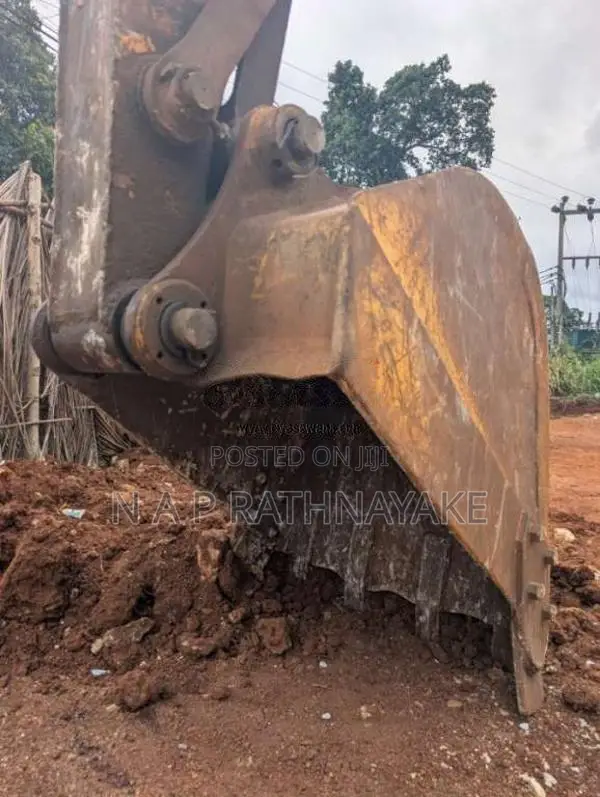 Kobelco Excavator 2000 Heavy-Duty (Used)