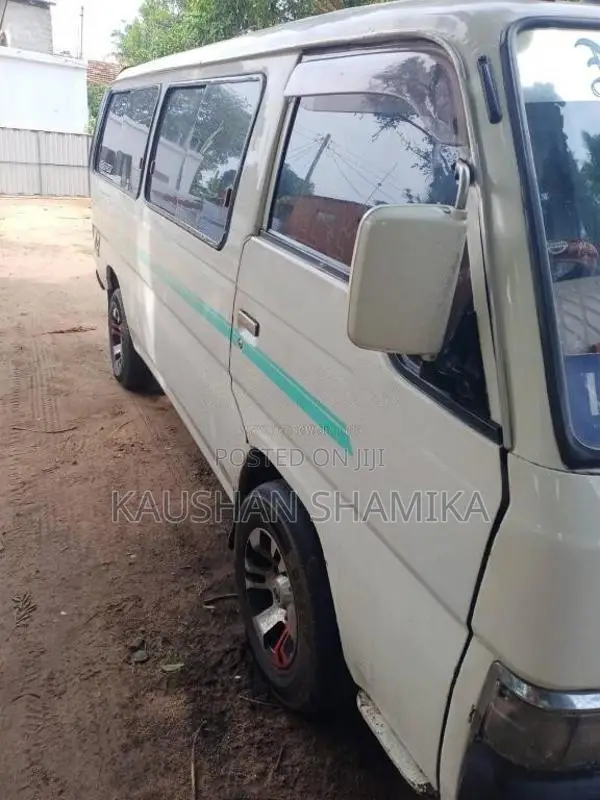 Nissan E24 Caravan 1990 Van (Used)