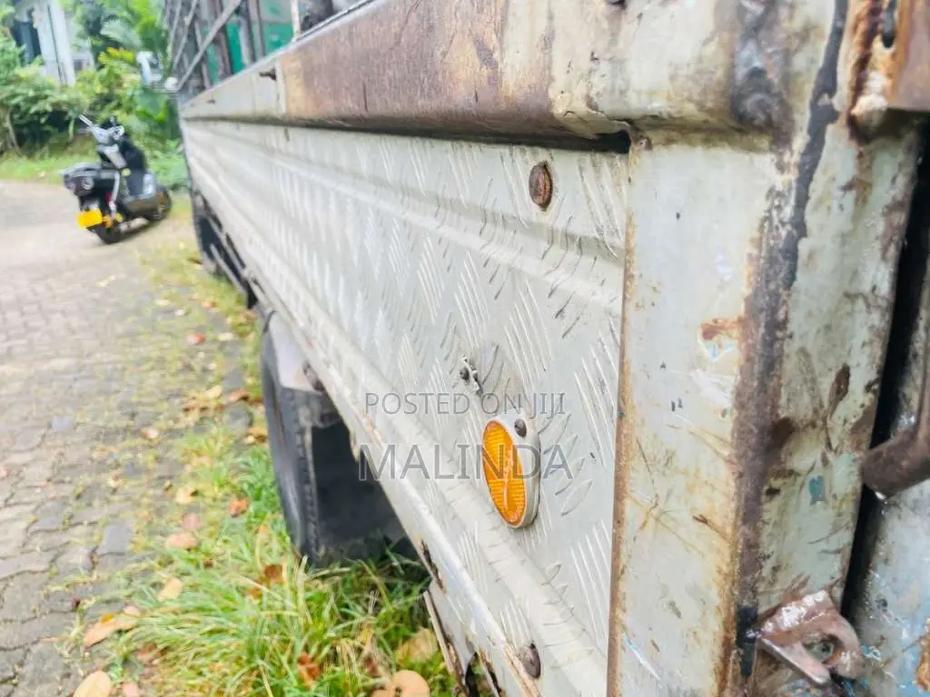 Isuzu Full Body 1995 Lorry (Used)