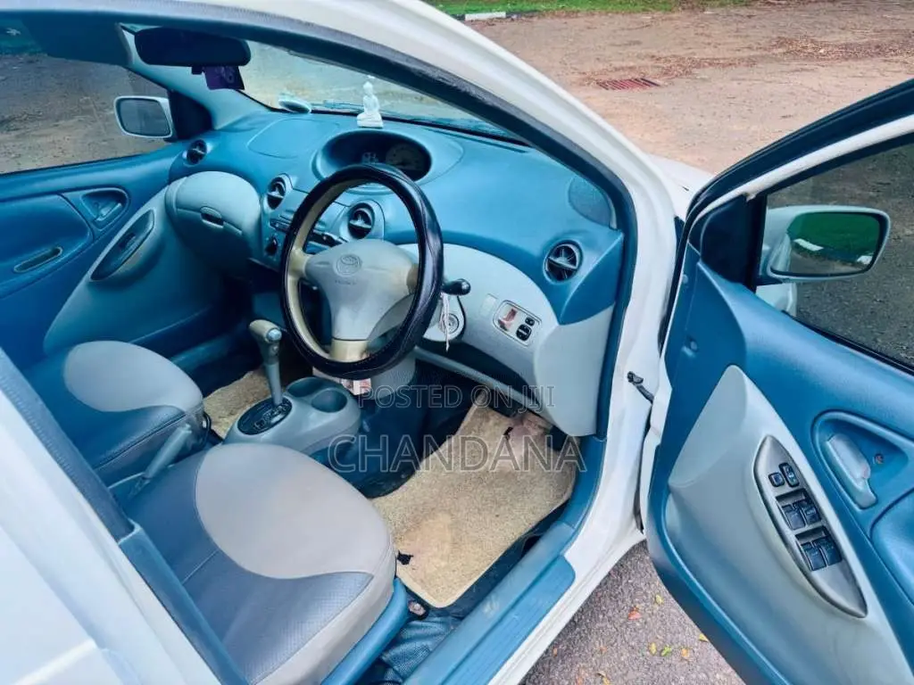 Toyota Vitz 2001 Car (Used)