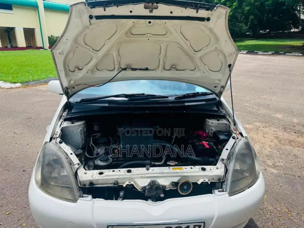 Toyota Vitz 2001 Car (Used)
