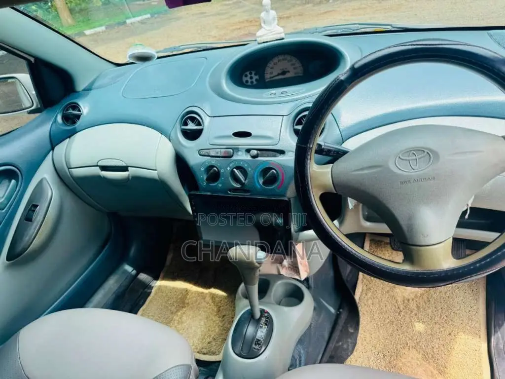 Toyota Vitz 2001 Car (Used)