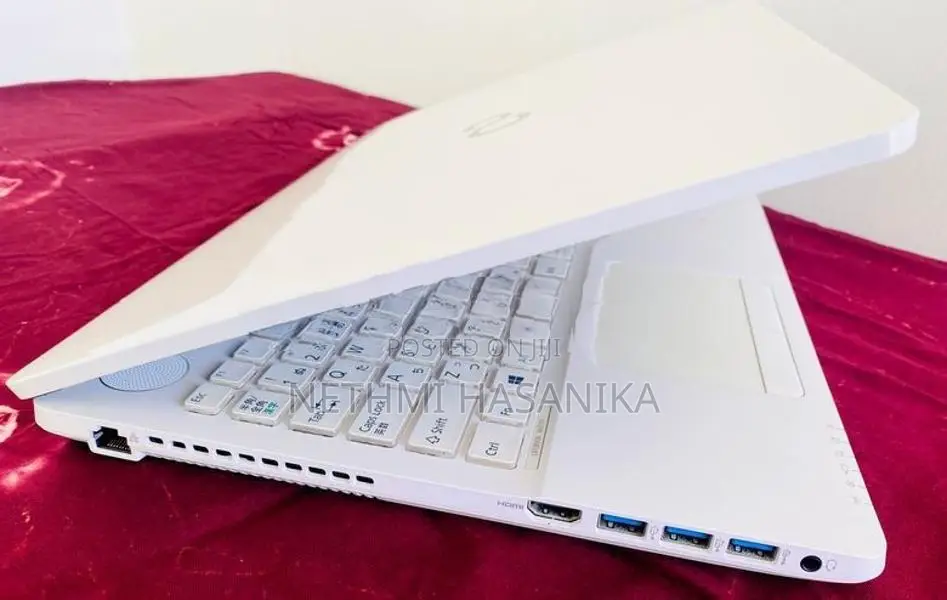 Fujitsu Lifebook AH77/Y