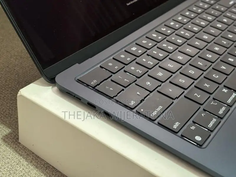 MacBook Air M3, 16GB RAM / 512GB SSD, Midnight