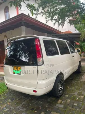 Toyota Noah 2005 Van (Used)
