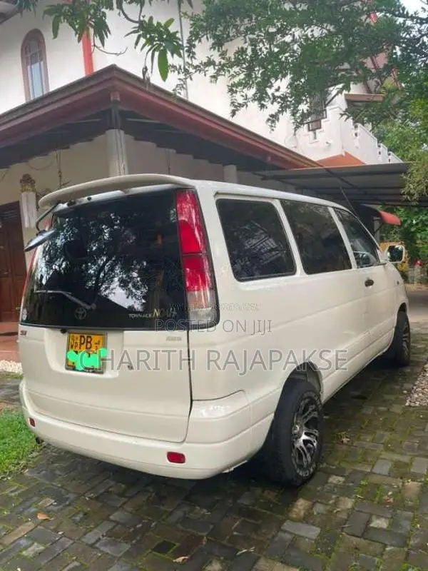 Toyota Noah 2005 Van (Used)