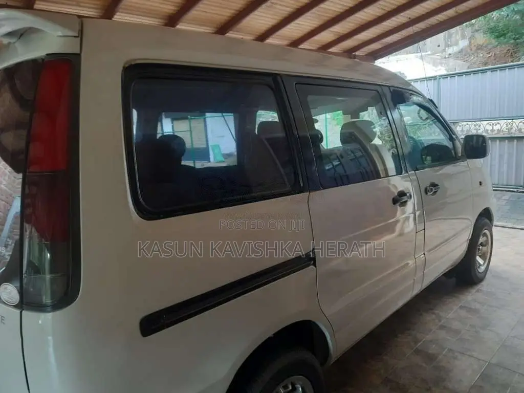 Toyota CR42 2001 Van (Used)