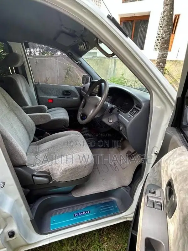 Toyota Noah CR42 Flatroof 4Door 2002 Van (Used)