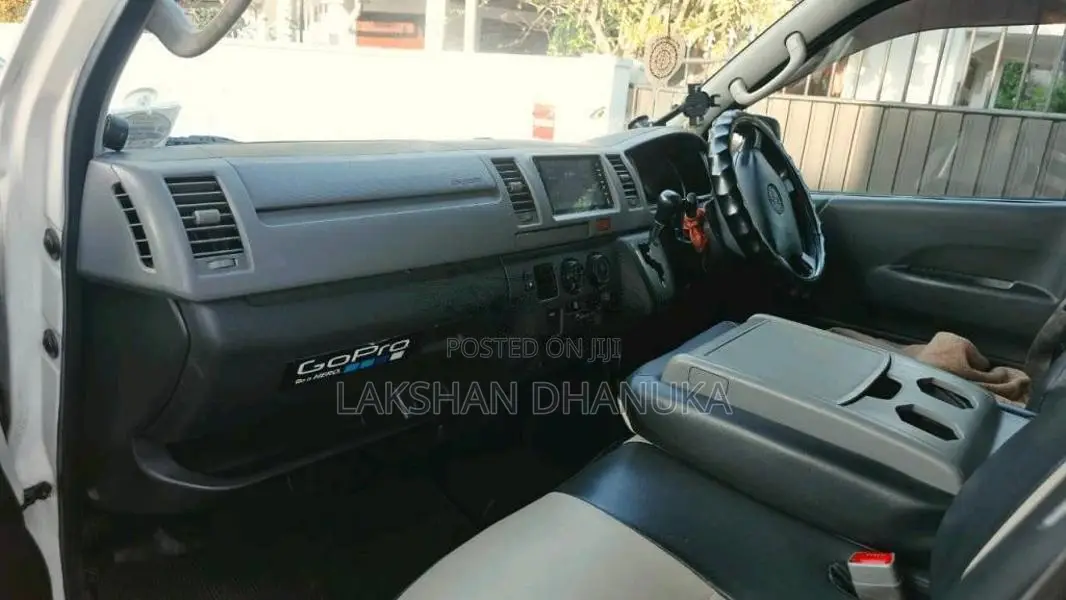Toyota KDH HIACE 2005 Van (Used)
