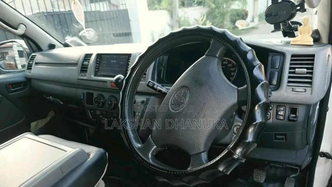 Toyota KDH HIACE 2005 Van (Used)