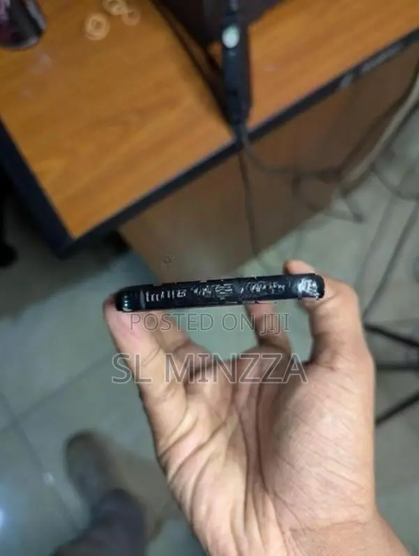 Samsung Galaxy S22 (Used)