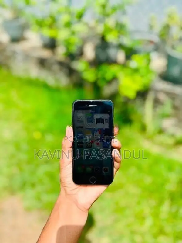 Apple iPhone SE 2 (Used)